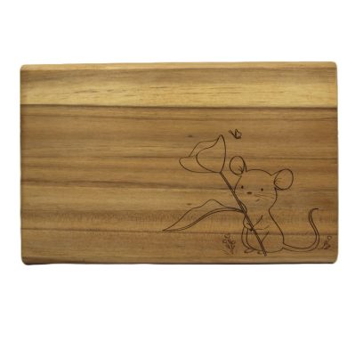 Holzbrett mit einer eingravierten Zeichnung eines Maulwurfs und einer Blume.
