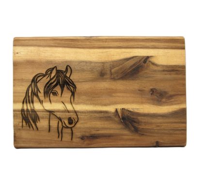 Holzplatte mit einer eingravierten Darstellung eines Pferdekopfes.