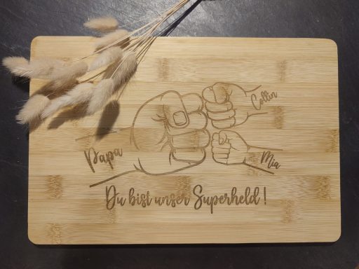 Holzschneidebrett mit eingravierten Fäusten und dem Text "Du bist mein Superheld!"