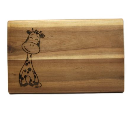 Holzbrett mit eingeätztem Giraffenmotiv auf der linken Seite.