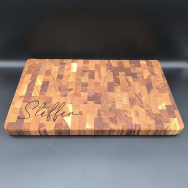 Holzschneidebrett mit einer gemusterten Oberfläche und dem Schriftzug "Steffen".