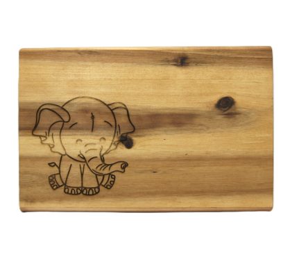 Holzbrett mit einer gravierten Illustration eines niedlichen Elefanten.