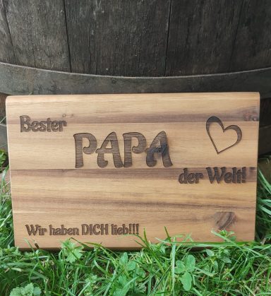 Holzschild mit der Aufschrift "Bester PAPA der Welt!!" und Herzmotiv.