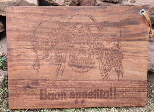 Holzbrett mit eingraviertem Motiv und dem Schriftzug „Buon appetito!!“.