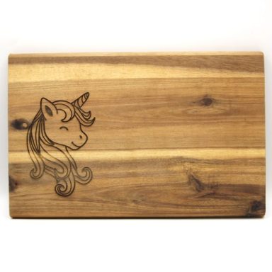 Holzbrett mit eingraviertem Einhornkopf und lockiger Mähne.